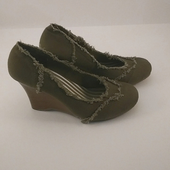 Spot On Gloria- 4 Women's Size 8.5 Canvas Green Stacked Wedge Heels. - Picture 5 of 12